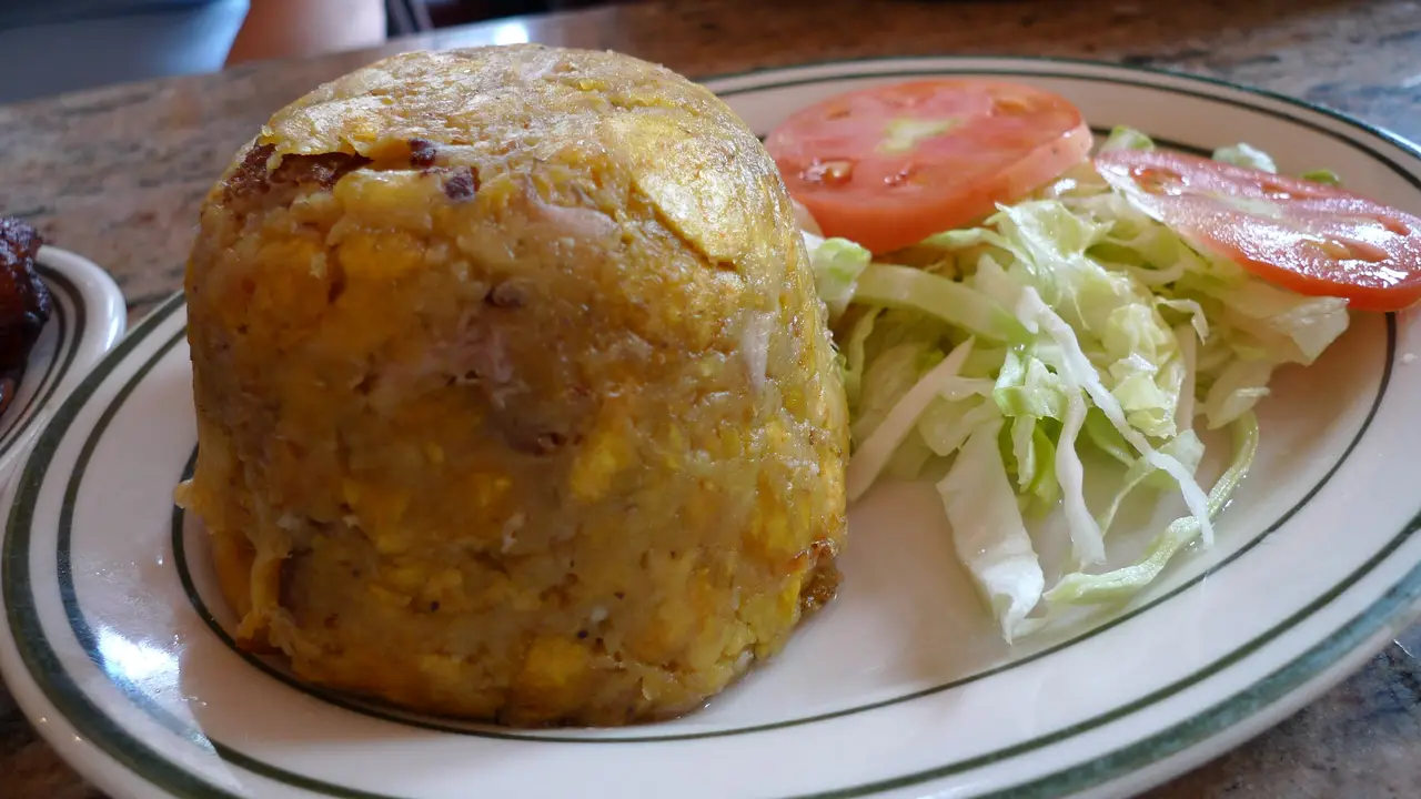 Mofongo con chicharrón servido con ensalada
