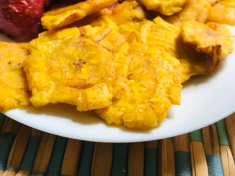 Tostones con Salami